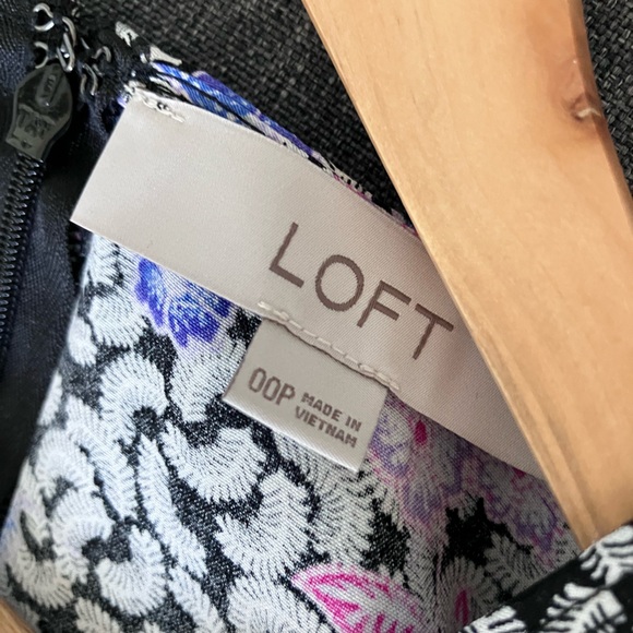 LOFT Black and White Floral V-Neck Midi Dress Size 00P - Picture 9 of 11